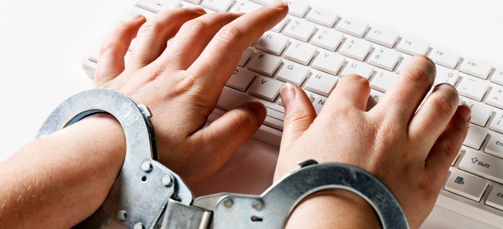 A oferta de pacotes de internet fixa com franquia de dados poderá encarecer o serviço e limitar o acesso dos usuários no país; segundo o especialista em propriedade intelectual e direito digital Maurício Brum Esteves, as operadoras querem impor limites de navegação porque precisam reduzir o uso da internet no Brasil; "Elas constataram que as pessoas têm utilizado mais a internet, que está ficando sobrecarregada. Ao impor o limite de dados, elas querem literalmente tirar algumas pessoas da internet, que são aquelas pessoas que não vão conseguir pagar" (Foto: Romulo Faro) A oferta de pacotes de internet fixa com franquia de dados poderá encarecer o serviço e limitar o acesso dos usuários no país; segundo o especialista em propriedade intelectual e direito digital Maurício Brum Esteves, as operadoras querem impor limites de navegação porque precisam reduzir o uso da internet no Brasil; "Elas constataram que as pessoas têm utilizado mais a internet, que está ficando sobrecarregada. Ao impor o limite de dados, elas querem literalmente tirar algumas pessoas da internet, que são aquelas pessoas que não vão conseguir pagar"