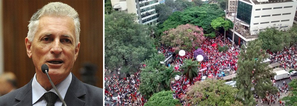 Ao postar uma imagem da Praça Afonso Arinos lotada, em Belo Horizonte, o deputado estadual Rogério Correia, do PT, comemorou o fim do golpe contra a democracia que, segundo ele, vem sendo incitado pela Rede Globo (Foto: Leonardo Attuch) Ao postar uma imagem da Praça Afonso Arinos lotada, em Belo Horizonte, o deputado estadual Rogério Correia, do PT, comemorou o fim do golpe contra a democracia que, segundo ele, vem sendo incitado pela Rede Globo