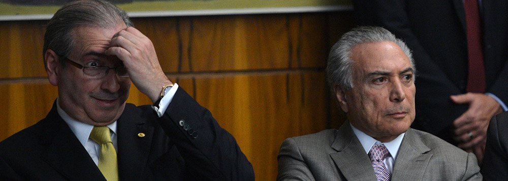 "Se o impeachment passar, Temer manterá como seu substituto e sucessor imediato um réu perante o STF, rejeitado por 77% dos brasileiros (Datafolha), acusado de receber milhões de dólares em propinas, a exemplo da denúncia que estourou hoje?", pergunta a jornalista Tereza Cruvinel; segundo ela, "como Cunha tem uma tropa para evitar a cassação, já estaria sendo ensaiado um acordo pelo qual ele renunciaria à presidência da Câmara salvando o mandato. E de quebra, o foro privilegiado do STF"; "Se vier mesmo a presidência Temer, já se ouve no PMDB que ele terá de se livrar de Cunha na presidência da Câmara. Como poderia Temer convencer o Brasil de que veio para consertar o país (pois em uni-lo nem poderá falar) tendo Cunha como segundo na linha sucessória?", coloca ainda a colunista do 247 (Foto: Tereza Cruvinel) "Se o impeachment passar, Temer manterá como seu substituto e sucessor imediato um réu perante o STF, rejeitado por 77% dos brasileiros (Datafolha), acusado de receber milhões de dólares em propinas, a exemplo da denúncia que estourou hoje?", pergunta a jornalista Tereza Cruvinel; segundo ela, "como Cunha tem uma tropa para evitar a cassação, já estaria sendo ensaiado um acordo pelo qual ele renunciaria à presidência da Câmara salvando o mandato. E de quebra, o foro privilegiado do STF"; "Se vier mesmo a presidência Temer, já se ouve no PMDB que ele terá de se livrar de Cunha na presidência da Câmara. Como poderia Temer convencer o Brasil de que veio para consertar o país (pois em uni-lo nem poderá falar) tendo Cunha como segundo na linha sucessória?", coloca ainda a colunista do 247