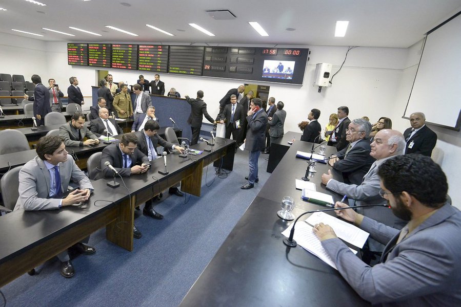 Proposta foi submetida à Corte Especial, tendo sido aprovada por unanimidade, com reposição de 6% para os cargos de provimento efetivo e de 3% para os cargos em comissão e funções por encargo de confiança, com efeitos financeiros retroativos a 1° de outubro de 2015; "É certo que a aprovação que ora se propõe implica em elevação da despesa de pessoal, mas o impacto na folha de pagamento não esgota os recursos orçamentários para tanto previstos", assina o presidente do Tribunal, desembargador Leobino Chaves (Foto: Realle Palazzo-Martini) Proposta foi submetida à Corte Especial, tendo sido aprovada por unanimidade, com reposição de 6% para os cargos de provimento efetivo e de 3% para os cargos em comissão e funções por encargo de confiança, com efeitos financeiros retroativos a 1° de outubro de 2015; "É certo que a aprovação que ora se propõe implica em elevação da despesa de pessoal, mas o impacto na folha de pagamento não esgota os recursos orçamentários para tanto previstos", assina o presidente do Tribunal, desembargador Leobino Chaves