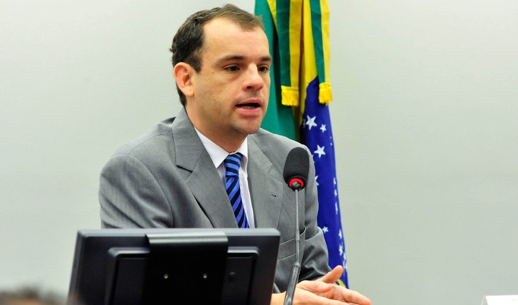Procurador da República Frederico Paiva, responsável pelas investigações da Operação Zelotes, será ouvido nesta terça-feira, pela CPI que investiga a manipulação de julgamentos do Conselho Administrativo de Recursos Fiscais (Carf) ouvirá nesta terça-feira 22; "Poderemos saber como está sendo apurado esse esquema sem precedentes de crimes contra a ordem tributária e contra o sistema financeiro nacional", afirmou o deputado Paulo Pimenta (PT-RS); investigações apontam prejuízos de mais de R$ 20 bilhões aos cofres públicos em impostos não recolhidos (Foto: Aquiles Lins) Procurador da República Frederico Paiva, responsável pelas investigações da Operação Zelotes, será ouvido nesta terça-feira, pela CPI que investiga a manipulação de julgamentos do Conselho Administrativo de Recursos Fiscais (Carf) ouvirá nesta terça-feira 22; "Poderemos saber como está sendo apurado esse esquema sem precedentes de crimes contra a ordem tributária e contra o sistema financeiro nacional", afirmou o deputado Paulo Pimenta (PT-RS); investigações apontam prejuízos de mais de R$ 20 bilhões aos cofres públicos em impostos não recolhidos