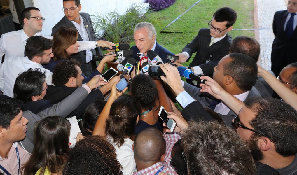 O vice-presidente Michel Temer disse nesta quarta-feira (27) que o ministro da Justiça, caso ele assuma o governo, "não se imiscuirá" na Lava Jato ou no trabalho da Polícia Federal; Temer descartou o advogado Antônio Cláudio Mariz de Oliveira, seu amigo há décadas, que se manifestou contrariamente à Lava Jato (Foto: Valter Lima) O vice-presidente Michel Temer disse nesta quarta-feira (27) que o ministro da Justiça, caso ele assuma o governo, "não se imiscuirá" na Lava Jato ou no trabalho da Polícia Federal; Temer descartou o advogado Antônio Cláudio Mariz de Oliveira, seu amigo há décadas, que se manifestou contrariamente à Lava Jato