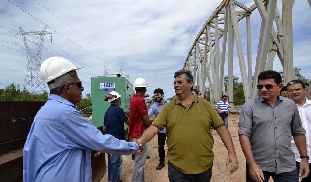 O governador do Maranhão, Flávio Dino, visitou as obras de recuperação do Sistema Italuís que estão 90% concluídas e devem ser entregues ainda no segundo semestre deste ano; a fase atual compreende a passagem da nova tubulação da adutora por sobre o Estreito dos Mosquitos; desde 2002 até 2015, o abastecimento de água foi penalizado por 29 rompimentos nesta localidade, já que os canos de ferro não suportavam mais a pressão exercida pelo volume de água, por conta da deterioração causada pelo atrito da vazão e a ação do tempo, devido à falta de manutenção nos últimos anos (Foto: Leonardo Lucena) O governador do Maranhão, Flávio Dino, visitou as obras de recuperação do Sistema Italuís que estão 90% concluídas e devem ser entregues ainda no segundo semestre deste ano; a fase atual compreende a passagem da nova tubulação da adutora por sobre o Estreito dos Mosquitos; desde 2002 até 2015, o abastecimento de água foi penalizado por 29 rompimentos nesta localidade, já que os canos de ferro não suportavam mais a pressão exercida pelo volume de água, por conta da deterioração causada pelo atrito da vazão e a ação do tempo, devido à falta de manutenção nos últimos anos