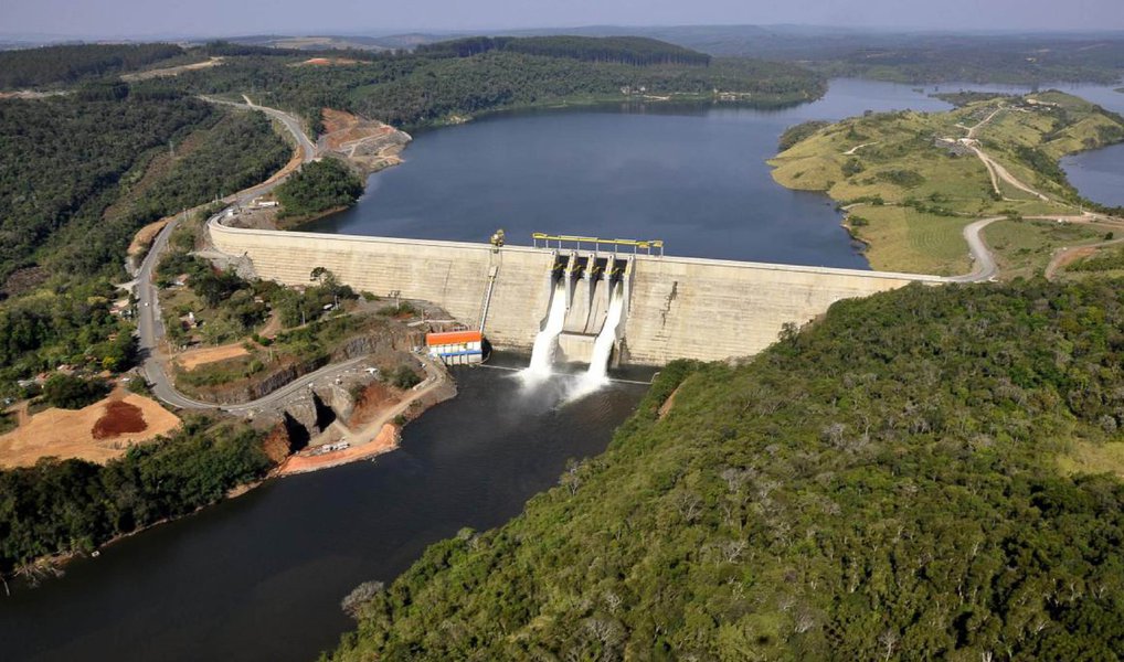 Apesar de uma melhora no nível dos reservatórios das hidrelétricas neste ano em relação ao ano passado, ainda não há uma definição do governo sobre a possibilidade de desligar as termelétricas que foram acionadas para garantir a oferta de energia para o país; o uso das usinas térmicas aumenta o preço da energia, refletido na aplicação da bandeira tarifária vermelha nas contas de luz de todos os consumidores (Foto: Leonardo Attuch) Apesar de uma melhora no nível dos reservatórios das hidrelétricas neste ano em relação ao ano passado, ainda não há uma definição do governo sobre a possibilidade de desligar as termelétricas que foram acionadas para garantir a oferta de energia para o país; o uso das usinas térmicas aumenta o preço da energia, refletido na aplicação da bandeira tarifária vermelha nas contas de luz de todos os consumidores