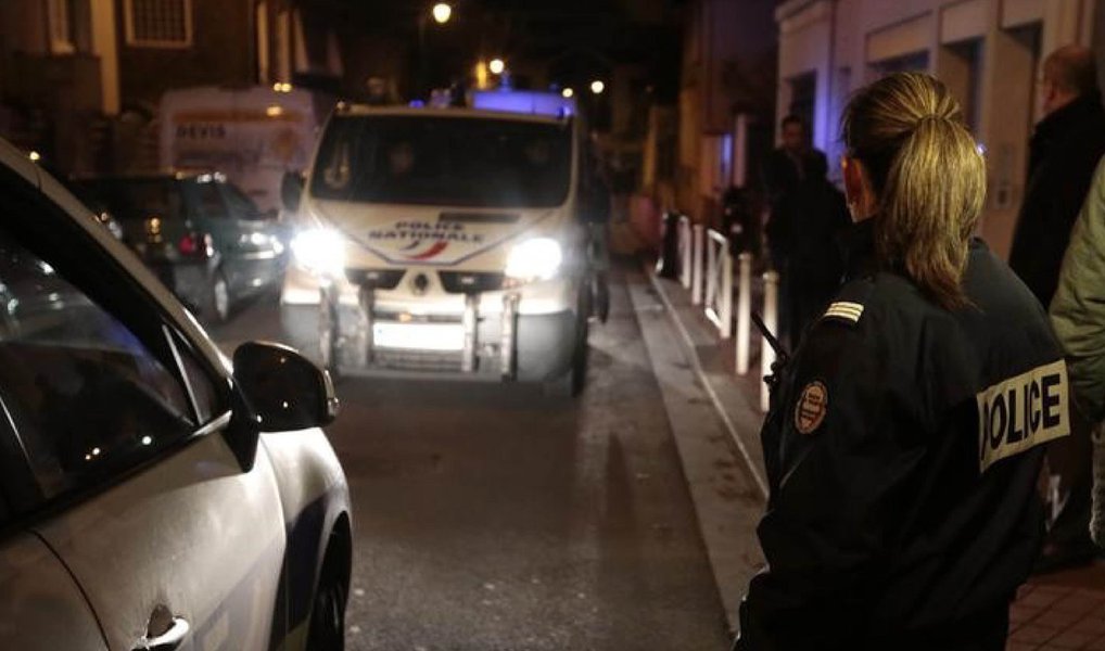 Um cinto, que pode ser comparado a um cinturão de explosivos, foi encontrado nesta segunda (23) em Montrouge, nos arredores de Paris, dez dias depois dos ataques que provocaram a morte de 130 pessoas na capital francesa; o objeto foi encontrado no fim da tarde em um caixote de lixo, acrescentou a polícia; segundo fonte ligada à investigação, Salah Abdeslam, irmão de um homem-bomba e suspeito-chave dos ataques de dia 13 de novembro, foi localizado por telefone na noite dos atentados próximo de Montrouge, no município vizinho de Châtillon (Foto: Valter Lima) Um cinto, que pode ser comparado a um cinturão de explosivos, foi encontrado nesta segunda (23) em Montrouge, nos arredores de Paris, dez dias depois dos ataques que provocaram a morte de 130 pessoas na capital francesa; o objeto foi encontrado no fim da tarde em um caixote de lixo, acrescentou a polícia; segundo fonte ligada à investigação, Salah Abdeslam, irmão de um homem-bomba e suspeito-chave dos ataques de dia 13 de novembro, foi localizado por telefone na noite dos atentados próximo de Montrouge, no município vizinho de Châtillon