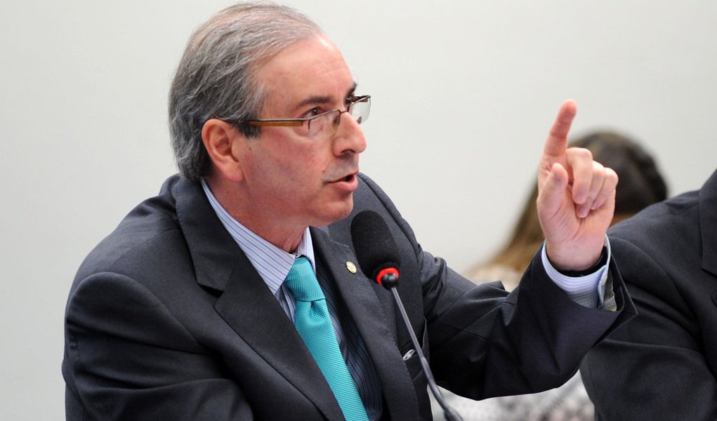 O processo de cassação contra Eduardo Cunha (PMDB-RJ) na Câmara chegou ao seu prazo limite na última sexta (22) sem ter atingido nem a metade da fase de instrução e sob ameaça de voltar à estaca zero; protocolada em 13 de outubro e efetivamente instaurada em 3 de novembro, a investigação deveria ter um desfecho em até 90 dias úteis; além disso, nesta última semana de abril deve começar a funcionar a Comissão de Constituição e Justiça (CCJ), a principal da Casa, que irá analisar recursos do presidente da Câmara e de aliados que pedem a anulação de todo o trabalho feito até agora pelo Conselho de Ética (Foto: Valter Lima) O processo de cassação contra Eduardo Cunha (PMDB-RJ) na Câmara chegou ao seu prazo limite na última sexta (22) sem ter atingido nem a metade da fase de instrução e sob ameaça de voltar à estaca zero; protocolada em 13 de outubro e efetivamente instaurada em 3 de novembro, a investigação deveria ter um desfecho em até 90 dias úteis; além disso, nesta última semana de abril deve começar a funcionar a Comissão de Constituição e Justiça (CCJ), a principal da Casa, que irá analisar recursos do presidente da Câmara e de aliados que pedem a anulação de todo o trabalho feito até agora pelo Conselho de Ética