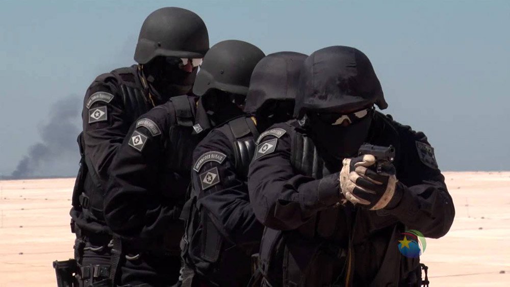 A Polícia Militar em parceria com o Ministério Público realizam a operação Black Evil com o objetivo de cumprir cinco mandados de prisão preventiva contra agentes do Batalhão de Operações Especiais (Bope) suspeitos de receber propina de traficantes; segundo as investigações, os valores recebidos pelos policiais variavam entre R$ 2 mil e R$ 10 mil por comunidade; o grupo ainda negociava com traficantes armas apreendidas em outras ações para uso da quadrilha (Foto: Leonardo Lucena) A Polícia Militar em parceria com o Ministério Público realizam a operação Black Evil com o objetivo de cumprir cinco mandados de prisão preventiva contra agentes do Batalhão de Operações Especiais (Bope) suspeitos de receber propina de traficantes; segundo as investigações, os valores recebidos pelos policiais variavam entre R$ 2 mil e R$ 10 mil por comunidade; o grupo ainda negociava com traficantes armas apreendidas em outras ações para uso da quadrilha