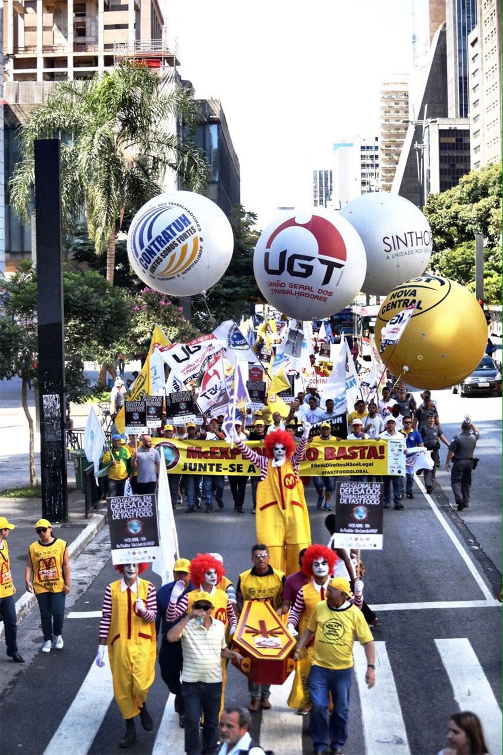 Funcionários que trabalham na rede americana de fast food Mc Donald's realizaram protestos na região da avenida Paulista, exigindo respeito aos direitos trabalhistas brasileiros; manifestantes denunciam acúmulo de função, falta de equipamentos de proteção individual, assédio moral e salários inferiores ao mínimo; no Brasil, a campanha #SemDireitosNãoéLegal foi marcada para ocorrer em vários estados, integrando a ação em vários países (Foto: Paulo Emílio) Funcionários que trabalham na rede americana de fast food Mc Donald's realizaram protestos na região da avenida Paulista, exigindo respeito aos direitos trabalhistas brasileiros; manifestantes denunciam acúmulo de função, falta de equipamentos de proteção individual, assédio moral e salários inferiores ao mínimo; no Brasil, a campanha #SemDireitosNãoéLegal foi marcada para ocorrer em vários estados, integrando a ação em vários países