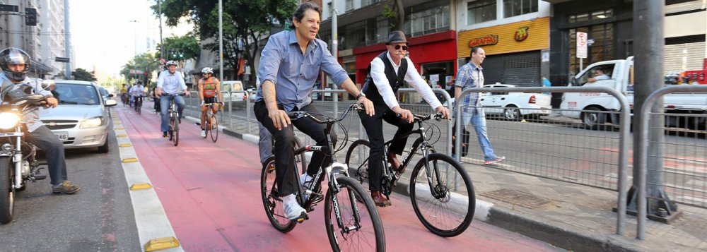 “A cidade de São Paulo recebeu um inédito grau de investimento da agência de risco Fitch Ratings, na contramão do que vem acontecendo com entes públicos e empresas privadas no Brasil, depois de superar quatro abalos improváveis em 2013”, saúda o prefeito Fernando Haddad (PT); ele destacou os avanços 'não só do ponto de vista de um projeto urbano visionário, nos dizeres do "Wall Street Journal", mas também do ponto de vista de sua sustentabilidade fiscal' (Foto: Roberta Namour) “A cidade de São Paulo recebeu um inédito grau de investimento da agência de risco Fitch Ratings, na contramão do que vem acontecendo com entes públicos e empresas privadas no Brasil, depois de superar quatro abalos improváveis em 2013”, saúda o prefeito Fernando Haddad (PT); ele destacou os avanços 'não só do ponto de vista de um projeto urbano visionário, nos dizeres do "Wall Street Journal", mas também do ponto de vista de sua sustentabilidade fiscal'