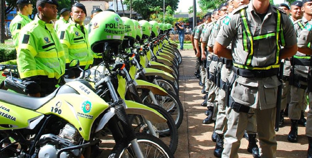 Polícias de Goiás estão entre as mais remuneradas do País, mostram relatórios sobre remuneração das corporações de todas as unidades da federação; valores iniciais (R$ 4.068,89) e finais (R$ 21.785,74) dos salários são os mesmos para as Polícias Civil e Militar; sindicatos das categorias organizam paralisação após governo estadual adiar pagamento de parcela da data-base; governador Marconi Perillo afirma que reajustes financeiros dos servidores públicos estaduais não serão suprimidos, e sim adiados temporariamente em virtude do cenário de crise econômica por que passa o País (Foto: José Barbacena) Polícias de Goiás estão entre as mais remuneradas do País, mostram relatórios sobre remuneração das corporações de todas as unidades da federação; valores iniciais (R$ 4.068,89) e finais (R$ 21.785,74) dos salários são os mesmos para as Polícias Civil e Militar; sindicatos das categorias organizam paralisação após governo estadual adiar pagamento de parcela da data-base; governador Marconi Perillo afirma que reajustes financeiros dos servidores públicos estaduais não serão suprimidos, e sim adiados temporariamente em virtude do cenário de crise econômica por que passa o País