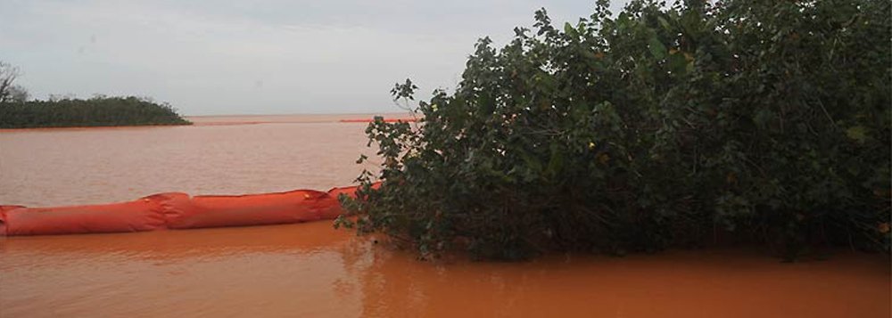 A reserva de Comboios no Espírito Santo, importante ponto de desova das tartarugas-gigantes no Brasil, foi atingido pela lama do desastre de Mariana, ocorrido no último dia 5; Este santuário e outras áreas de preservação totalizam uma área de 1 mil hectares atingidos, que abrigam também berçários de caranguejos e peixes da região; A mineradora Samarco, responsável pelo incidente, tentou conter o avanço dos rejeitos colocando nove quilômetros de boias, mas praticamente todo o material ultrapassou os obstáculos (Foto: Luis Mauro Queiroz) A reserva de Comboios no Espírito Santo, importante ponto de desova das tartarugas-gigantes no Brasil, foi atingido pela lama do desastre de Mariana, ocorrido no último dia 5; Este santuário e outras áreas de preservação totalizam uma área de 1 mil hectares atingidos, que abrigam também berçários de caranguejos e peixes da região; A mineradora Samarco, responsável pelo incidente, tentou conter o avanço dos rejeitos colocando nove quilômetros de boias, mas praticamente todo o material ultrapassou os obstáculos