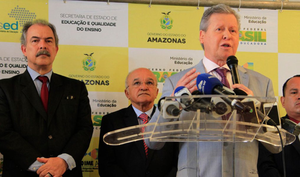 Uma das principais lideranças do PSDB, o prefeito de Manaus, Arthur Virgílio, pulou definitivamente fora da canoa do impeachment – a pauta única do senador Aécio Neves (PSDB-MG); "Alguém quer criticar o governo, critique o governo, alguém quer elogiar o governo, elogie o governo, mas precisamos sair dessa pauta do impeachment, que paralisa o País, o Congresso e qualquer força criadora que nós possamos ter", disse; Virgílio participou do anúncio do novo ciclo do Plano de Ações Articuladas (PAR) para as escolas da região com o ministro da Educação, Aloizio Mercadante, que também mandou recados importantes: "a oposição não pode querer o 'quanto pior, melhor', nem ficar com essa atitude revanchista em relação ao passado, em relação à eleição. Acabou a eleição, o Brasil continua" (Foto: Gisele Federicce) www.brasil247.com - Uma das principais lideranças do PSDB, o prefeito de Manaus, Arthur Virgílio, pulou definitivamente fora da canoa do impeachment – a pauta única do senador Aécio Neves (PSDB-MG); "Alguém quer criticar o governo, critique o governo, alguém quer elogiar o governo, elogie o governo, mas precisamos sair dessa pauta do impeachment, que paralisa o País, o Congresso e qualquer força criadora que nós possamos ter", disse; Virgílio participou do anúncio do novo ciclo do Plano de Ações Articuladas (PAR) para as escolas da região com o ministro da Educação, Aloizio Mercadante, que também mandou recados importantes: "a oposição não pode querer o 'quanto pior, melhor', nem ficar com essa atitude revanchista em relação ao passado, em relação à eleição. Acabou a eleição, o Brasil continua"