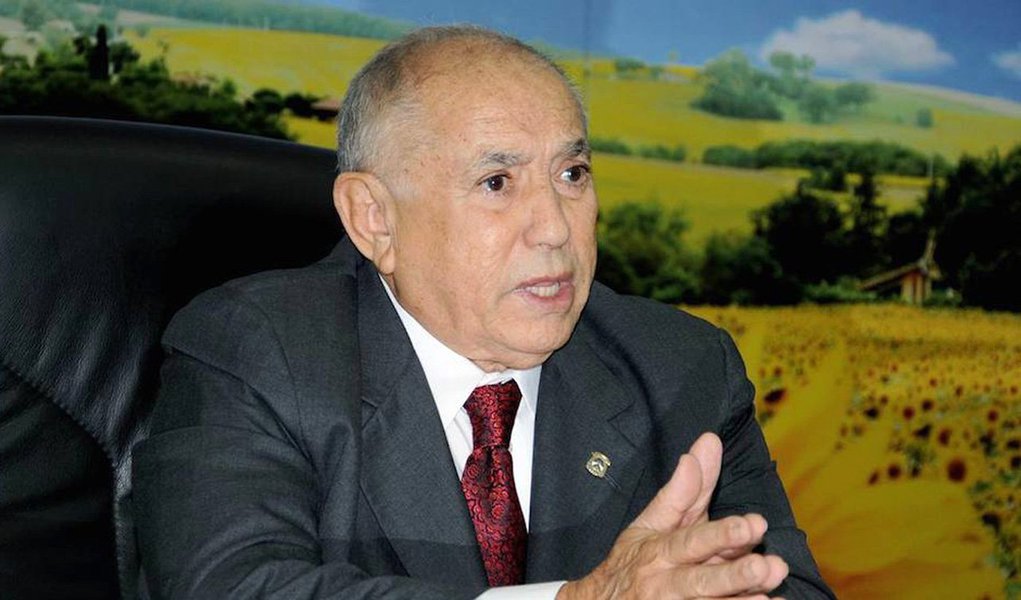 O ex-governador do Tocantins Siqueira Campos informou que está "absolutamente tranquilo" após as denúncia de que na usa gestão, ente 2012 e 2014, foram desviados R$ 4 bilhões na saúde pública do Tocantins; foi o que constatou uma auditoria do Sistema Único de Saúde e do Ministério Público Federal (MPF); o MPF informou que dos R$ 666 milhões repassados pelo governo federal entre 2012 e 2014, R$ 475 milhões foram gastos de forma irregular; em nota, o ex-governador disse que "não ter participado e nem compactua com qualquer atividade que venha a lesar os cofres públicos" (Foto: Leonardo Lucena) O ex-governador do Tocantins Siqueira Campos informou que está "absolutamente tranquilo" após as denúncia de que na usa gestão, ente 2012 e 2014, foram desviados R$ 4 bilhões na saúde pública do Tocantins; foi o que constatou uma auditoria do Sistema Único de Saúde e do Ministério Público Federal (MPF); o MPF informou que dos R$ 666 milhões repassados pelo governo federal entre 2012 e 2014, R$ 475 milhões foram gastos de forma irregular; em nota, o ex-governador disse que "não ter participado e nem compactua com qualquer atividade que venha a lesar os cofres públicos"
