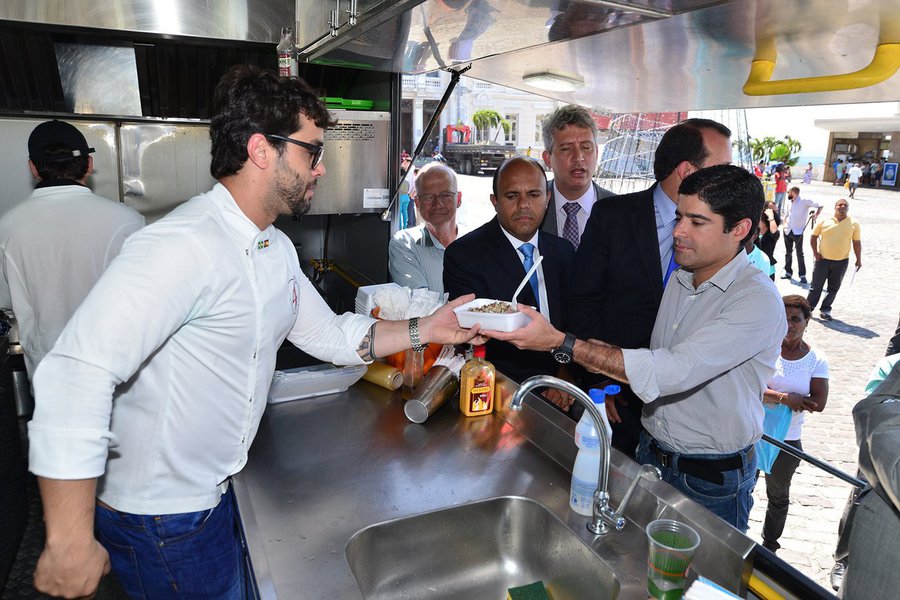 Salvador é a segunda cidade do Brasil (a outra é São Paulo) a regulamentar a atividade de comércio de alimentos realizada de forma itinerante em veículos como trailers e furgões, conhecida como food truck; o decreto que regulamenta este tipo de comércio foi assinado pelo prefeito ACM Neto nesta quarta-feira (9), em cerimônia realizada no Palácio Thomé de Souza; "A regulamentação dos food trucks representa a modernidade chegando de forma organizada e com disciplina. Salvador tinha pouquíssimas alternativas de lazer na rua, o que levava as pessoas a se divertirem nos shoppings e deixarem de curtir as belezas na cidade. Queremos mostrar que é possível viver intensamente a capital baiana", disse ACM (Foto: Romulo Faro) Salvador é a segunda cidade do Brasil (a outra é São Paulo) a regulamentar a atividade de comércio de alimentos realizada de forma itinerante em veículos como trailers e furgões, conhecida como food truck; o decreto que regulamenta este tipo de comércio foi assinado pelo prefeito ACM Neto nesta quarta-feira (9), em cerimônia realizada no Palácio Thomé de Souza; "A regulamentação dos food trucks representa a modernidade chegando de forma organizada e com disciplina. Salvador tinha pouquíssimas alternativas de lazer na rua, o que levava as pessoas a se divertirem nos shoppings e deixarem de curtir as belezas na cidade. Queremos mostrar que é possível viver intensamente a capital baiana", disse ACM