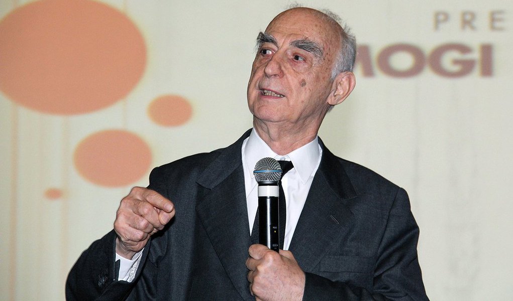O advogado e ex-governador de São Paulo Cláudio Lembo (PSD-SP) disse que a defesa ensandecida do PSDB, partido do qual já foi aliado, e das demais legendas de oposição em torno do impeachment é parte de um "grupo de derrotados que quer derrubar alguém que foi eleito pelo povo. Acho isso muito equivocado, muito errado"; segundo ele, que era filiado ao DEM (antigo PFL), "esse juízo político, que é o impeachment, está sendo usado pelos conservadores, pelos reacionários, pelos contrários aos governos eleitos - seja o país que for -, para derrubar presidentes" (Foto: Paulo Emílio) O advogado e ex-governador de São Paulo Cláudio Lembo (PSD-SP) disse que a defesa ensandecida do PSDB, partido do qual já foi aliado, e das demais legendas de oposição em torno do impeachment é parte de um "grupo de derrotados que quer derrubar alguém que foi eleito pelo povo. Acho isso muito equivocado, muito errado"; segundo ele, que era filiado ao DEM (antigo PFL), "esse juízo político, que é o impeachment, está sendo usado pelos conservadores, pelos reacionários, pelos contrários aos governos eleitos - seja o país que for -, para derrubar presidentes"