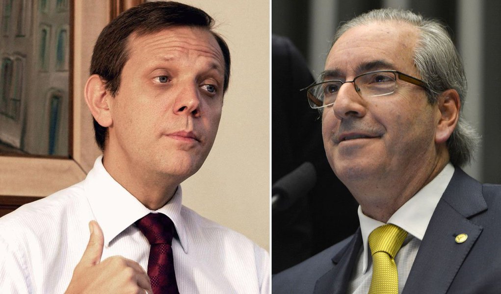 Cientista político André Singer política afirma neste sábado, 5, que o presidente da Câmara agiu de forma "irresponsável" ao acolher o pedido de impeachment da presidente Dilma Rousseff; para ele, a peça jurídica conta Dilma é "artificial, manipulada sem escrúpulos"; "Convém afastar as ilusões: não haverá ganho nesta refrega", afirma; para ele, se chegar a acontecer, o mandato do PMDB terminará em isolamento semelhante ao que acomete hoje o Planalto (Foto: Aquiles Lins) Cientista político André Singer política afirma neste sábado, 5, que o presidente da Câmara agiu de forma "irresponsável" ao acolher o pedido de impeachment da presidente Dilma Rousseff; para ele, a peça jurídica conta Dilma é "artificial, manipulada sem escrúpulos"; "Convém afastar as ilusões: não haverá ganho nesta refrega", afirma; para ele, se chegar a acontecer, o mandato do PMDB terminará em isolamento semelhante ao que acomete hoje o Planalto