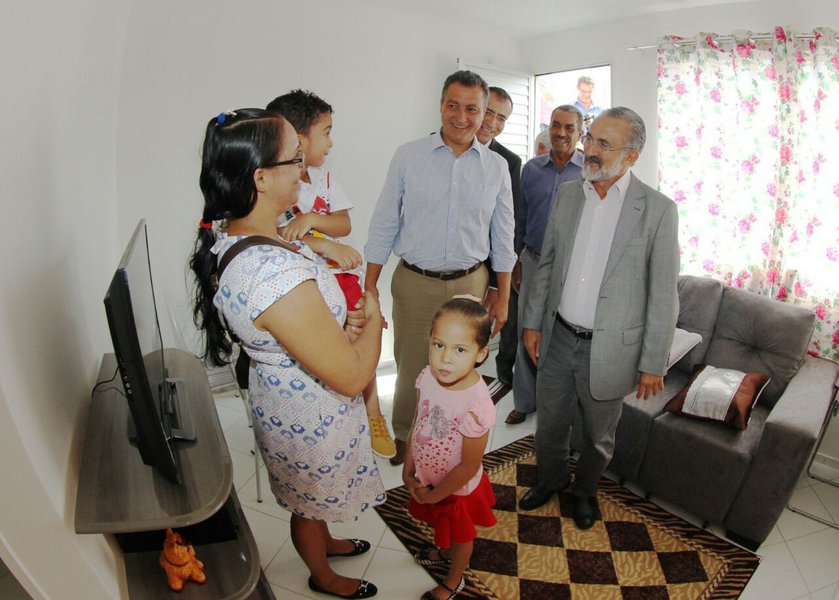 Com investimento de R$ 25,6 milhões, o governo do Estado entregou nesta segunda-feira, em Camaçari, mais 400 imóveis construídos por meio do programa Minha Casa, Minha Vida; "O Minha Casa, Minha Vida é o maior programa habitacional da história do Brasil e o segundo do mundo, porque o maior é o da China, que eu visitei recentemente. É mais do que um programa habitacional, é um programa social. Significa uma emancipação, uma segurança para a família que vai pagar um valor muito baixo durante dez anos e vai ter condição de estruturar a sua vida", disse Rui (Foto: Romulo Faro) Com investimento de R$ 25,6 milhões, o governo do Estado entregou nesta segunda-feira, em Camaçari, mais 400 imóveis construídos por meio do programa Minha Casa, Minha Vida; "O Minha Casa, Minha Vida é o maior programa habitacional da história do Brasil e o segundo do mundo, porque o maior é o da China, que eu visitei recentemente. É mais do que um programa habitacional, é um programa social. Significa uma emancipação, uma segurança para a família que vai pagar um valor muito baixo durante dez anos e vai ter condição de estruturar a sua vida", disse Rui