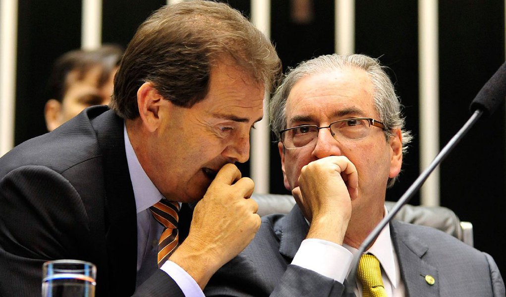 Réu no Supremo, com pedido de afastamento feito pelo procurador Rodrigo Janot, presidente da Câmara não se intimida e tenta emplacar pelo menos cinco nomes para áreas nevrálgicas da República caso o vice chegue ao Planalto; são eles Gustavo Rocha, na Secretaria de Assuntos Jurídicos da Casa Civil; Alexandre de Moraes, na Advocacia-geral da União ou no Ministério da Justiça; Hugo Motta ou César Halum, do PRB, na Agricultura; Cunha já fez de Maurício Quintella Lessa (PR-AL), líder da Maioria, com a ambição de que se torne líder do governo ou ministro dos Transportes; tem também Paulinho da Força (Foto: Realle Palazzo-Martini) Réu no Supremo, com pedido de afastamento feito pelo procurador Rodrigo Janot, presidente da Câmara não se intimida e tenta emplacar pelo menos cinco nomes para áreas nevrálgicas da República caso o vice chegue ao Planalto; são eles Gustavo Rocha, na Secretaria de Assuntos Jurídicos da Casa Civil; Alexandre de Moraes, na Advocacia-geral da União ou no Ministério da Justiça; Hugo Motta ou César Halum, do PRB, na Agricultura; Cunha já fez de Maurício Quintella Lessa (PR-AL), líder da Maioria, com a ambição de que se torne líder do governo ou ministro dos Transportes; tem também Paulinho da Força