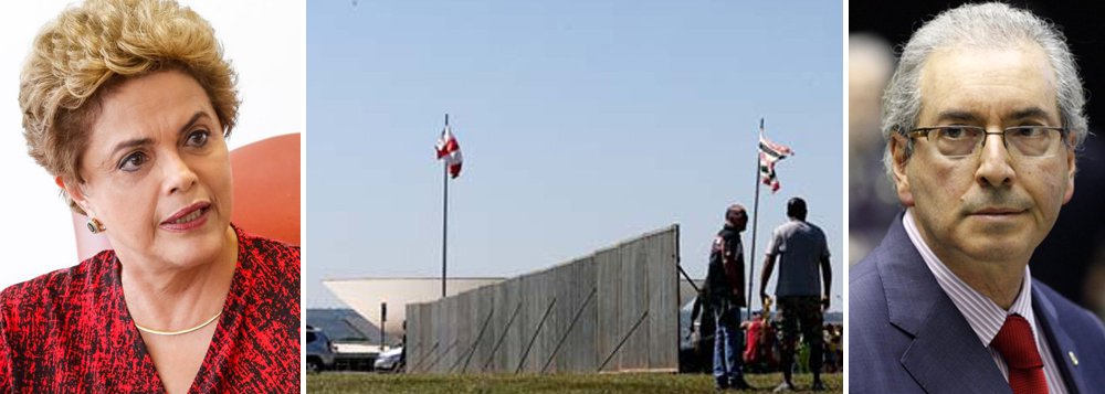 "Começa hoje a semana que deve terminar no domingo com um desfecho para a crise: o triunfo do golpe ou a vitória da legalidade e da democracia. E ela começa com um símbolo sombrio, o início das obras para a montagem das grades que vão separar, no gramado do Congresso, os manifestantes de um lado e de outro", diz a colunista Tereza Cruvinel; "O que está claro, nesta altura, é a crescente tomada de consciência sobre a natureza do processo em curso. Por isso Eduardo Cunha pisa no acelerador. Os votos a favor do impeachment, refletindo o sentimento popular crescente, começaram a minguar"; leia a íntegra (Foto: Tereza Cruvinel) "Começa hoje a semana que deve terminar no domingo com um desfecho para a crise: o triunfo do golpe ou a vitória da legalidade e da democracia. E ela começa com um símbolo sombrio, o início das obras para a montagem das grades que vão separar, no gramado do Congresso, os manifestantes de um lado e de outro", diz a colunista Tereza Cruvinel; "O que está claro, nesta altura, é a crescente tomada de consciência sobre a natureza do processo em curso. Por isso Eduardo Cunha pisa no acelerador. Os votos a favor do impeachment, refletindo o sentimento popular crescente, começaram a minguar"; leia a íntegra