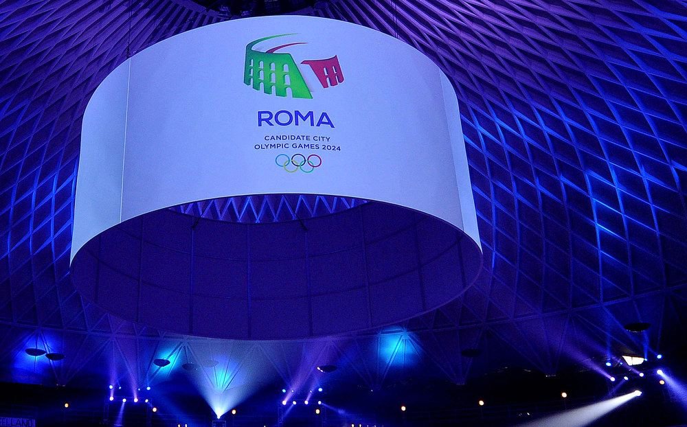 A imagem retrata o monumento histórico do Coliseu com as cores da bandeira do país: verde, branco e vermelho; O logo será apresentado junto com a candidatura da capital italiana às Olimpíadas; A eleição da cidade que receberá a competição está marcada para 13 de setembro de 2017, durante uma reunião do Comitê Olímpico Internacional (COI), em Lima, no Peru (Foto: Luis Mauro Queiroz) A imagem retrata o monumento histórico do Coliseu com as cores da bandeira do país: verde, branco e vermelho; O logo será apresentado junto com a candidatura da capital italiana às Olimpíadas; A eleição da cidade que receberá a competição está marcada para 13 de setembro de 2017, durante uma reunião do Comitê Olímpico Internacional (COI), em Lima, no Peru