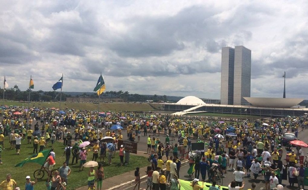 Vestidos com camisetas nas cores verde e amarelo, manifestantes se reúnem em Brasília a favor do impeachment da presidenta Dilma Rousseff; eles se concentram em frente ao Congresso; Esplanada dos Ministérios foi totalmente interditada para o trânsito de veículos, e homens da Polícia Militar (PM) do Distrito Federal acompanham de longe o deslocamento dos manifestantes; a PM divulgou que entre 500 e 600 pessoas participam do ato, que começou por volta das 11h (Foto: José Barbacena) Vestidos com camisetas nas cores verde e amarelo, manifestantes se reúnem em Brasília a favor do impeachment da presidenta Dilma Rousseff; eles se concentram em frente ao Congresso; Esplanada dos Ministérios foi totalmente interditada para o trânsito de veículos, e homens da Polícia Militar (PM) do Distrito Federal acompanham de longe o deslocamento dos manifestantes; a PM divulgou que entre 500 e 600 pessoas participam do ato, que começou por volta das 11h