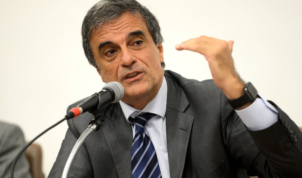 Texto do decreto que vai regulamentar o Marco Civil da Internet no Brasil foi apresentado nesta quarta-feira, 27, pelos ministros da Justiça, José Eduardo Cardozo, das Comunicações, André Figueiredo, e da Cultura, Juca Ferreira; documento será novamente submetido à consulta pública e estabelece princípios, garantias, direitos e deveres para o uso da rede no Brasil; consulta estará aberta a sugestões até o dia 29 de fevereiro no site do Ministério da Justiça (Foto: Aquiles Lins) Texto do decreto que vai regulamentar o Marco Civil da Internet no Brasil foi apresentado nesta quarta-feira, 27, pelos ministros da Justiça, José Eduardo Cardozo, das Comunicações, André Figueiredo, e da Cultura, Juca Ferreira; documento será novamente submetido à consulta pública e estabelece princípios, garantias, direitos e deveres para o uso da rede no Brasil; consulta estará aberta a sugestões até o dia 29 de fevereiro no site do Ministério da Justiça