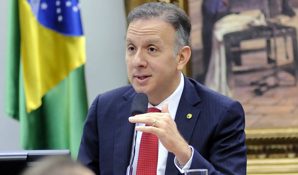 Quatro dias depois de o vice-presidente Michel Temer ter se encontrado com o presidente nacional do PP, senador Ciro Nogueira (PI), a bancada do PP na Casa anunciará seu desembarque do governo na tarde desta terça-feira, 12; o líder do partido na Câmara, Aguinaldo Ribeiro (PB), se reuniu na manhã desta terça com alguns deputados e definiu que, em reunião realizada à tarde, será anunciada a saída da bancada da base aliada; partido, que havia decidido na semana passada que permaneceria no governo, tem a quarta maior bancada na Câmara, com 47 dos 513 votos no plenário (Foto: Aquiles Lins) Quatro dias depois de o vice-presidente Michel Temer ter se encontrado com o presidente nacional do PP, senador Ciro Nogueira (PI), a bancada do PP na Casa anunciará seu desembarque do governo na tarde desta terça-feira, 12; o líder do partido na Câmara, Aguinaldo Ribeiro (PB), se reuniu na manhã desta terça com alguns deputados e definiu que, em reunião realizada à tarde, será anunciada a saída da bancada da base aliada; partido, que havia decidido na semana passada que permaneceria no governo, tem a quarta maior bancada na Câmara, com 47 dos 513 votos no plenário