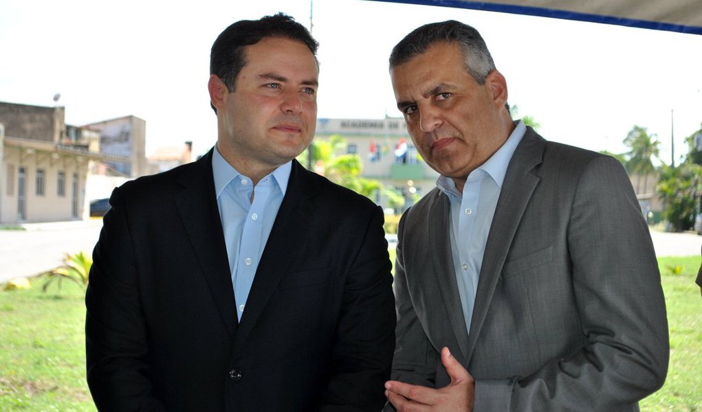 O governador Renan Filho (PMDB) terá até o dia 2 de abril para anunciar o substituto do secretário de Segurança Pública, Alfredo Gaspar de Mendonça, atingido pela decisão dos ministros do Supremo Tribunal Federal por ser membro do Ministério Público; mas, apesar de ter 20 dias para fazer a transição, Renan Filho afirmou que o novo gestor deve ser conhecido ainda esta semana; "Nós buscamos alguém com a liderança, a capacidade técnica e a habilidade para aglutinar que tem o secretário Alfredo Gaspar” (Foto: Voney Malta) O governador Renan Filho (PMDB) terá até o dia 2 de abril para anunciar o substituto do secretário de Segurança Pública, Alfredo Gaspar de Mendonça, atingido pela decisão dos ministros do Supremo Tribunal Federal por ser membro do Ministério Público; mas, apesar de ter 20 dias para fazer a transição, Renan Filho afirmou que o novo gestor deve ser conhecido ainda esta semana; "Nós buscamos alguém com a liderança, a capacidade técnica e a habilidade para aglutinar que tem o secretário Alfredo Gaspar”