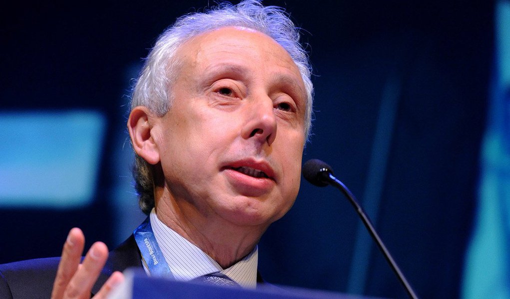 Ex-presidente do Banco Central Pérsio Arida foi designado hoje pelo Conselho de Administração do Banco BTG Pactual como CEO interino da instituição; a informação foi confirmada pelo banco após a prisão do dono da instituição, André Esteves, no âmbito da Operação Lava Jato nesta quarta-feira 25; Arida é sócio-fundador e membro do conselho de administração do banco (Foto: Gisele Federicce) Ex-presidente do Banco Central Pérsio Arida foi designado hoje pelo Conselho de Administração do Banco BTG Pactual como CEO interino da instituição; a informação foi confirmada pelo banco após a prisão do dono da instituição, André Esteves, no âmbito da Operação Lava Jato nesta quarta-feira 25; Arida é sócio-fundador e membro do conselho de administração do banco