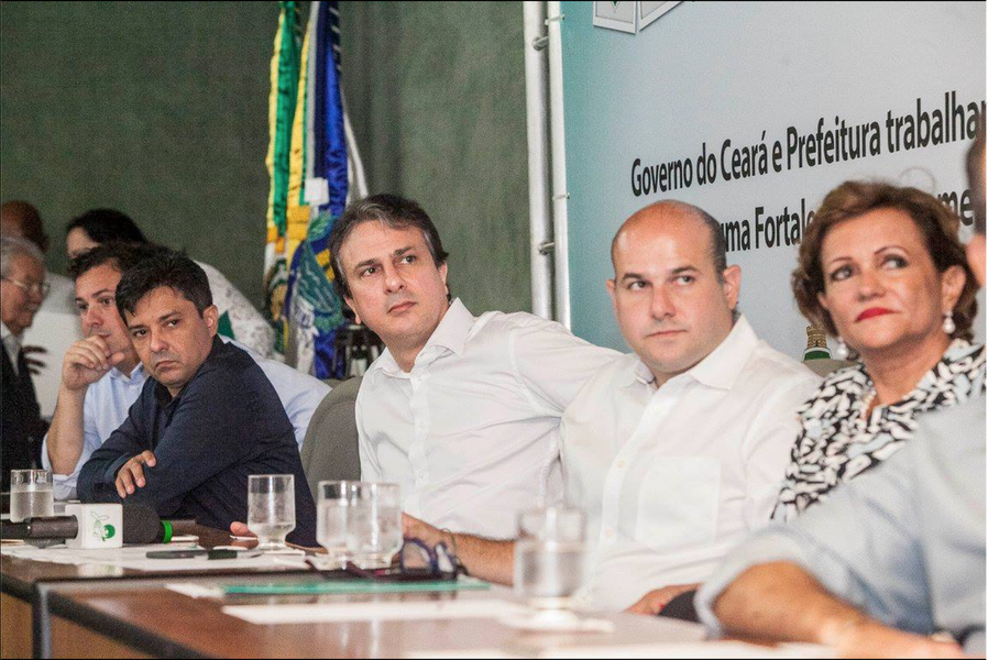 O governador Camilo Santana (PT) e o prefeito de Fortaleza, Roberto Cláudio (PDT), assinaram nesta terça (12) a ordem de serviço para a construção do IJF 2, anexo ao Instituto Doutor José Frota. No total, serão 203 novos leitos, distribuídos em enfermaria (153), Unidade Intermediária (20) e Unidade de Tratamento Intensivo (30). Com previsão de conclusão em 24 meses, a obra custará R$ 74,6 milhões, dos quais R$ 42 milhões serão destinados para a construção do novo prédio e o restante do montante para aquisição de mobiliário, compra de equipamentos e reforma do prédio do IJF já existente (Foto: Rodrigo Rocha) O governador Camilo Santana (PT) e o prefeito de Fortaleza, Roberto Cláudio (PDT), assinaram nesta terça (12) a ordem de serviço para a construção do IJF 2, anexo ao Instituto Doutor José Frota. No total, serão 203 novos leitos, distribuídos em enfermaria (153), Unidade Intermediária (20) e Unidade de Tratamento Intensivo (30). Com previsão de conclusão em 24 meses, a obra custará R$ 74,6 milhões, dos quais R$ 42 milhões serão destinados para a construção do novo prédio e o restante do montante para aquisição de mobiliário, compra de equipamentos e reforma do prédio do IJF já existente