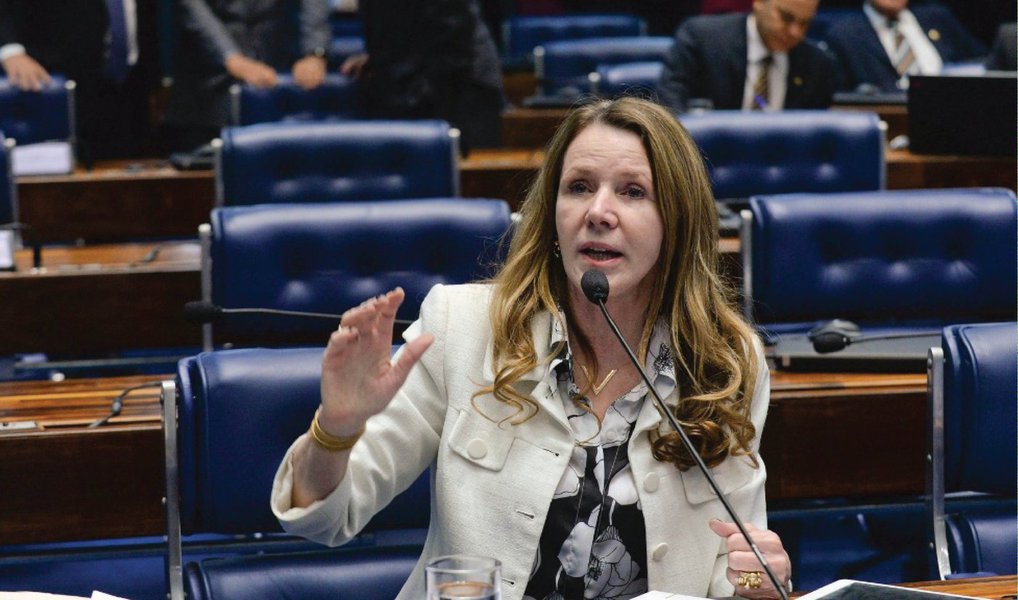 A senadora Vanessa Grazziotin (PCdoB-AM) apresentou nesta sexta (29) questão de ordem à Comissão Especial do Impeachment no Senado na qual pede a suspensão do processo na comissão até que as contas presidenciais de 2015 sejam julgadas pelo Congresso Nacional; “Os fatos constantes da denúncia sobre a qual esta comissão deverá se debruçar refere-se a condutas de 2015. Pasmem, o exercício de 2105 sequer havia se encerrado, mas o senhor presidente da Câmara, fazendo pouco caso da carta política, resolveu receber tal peça acusatória no início de dezembro de 2015”, disse (Foto: Valter Lima) A senadora Vanessa Grazziotin (PCdoB-AM) apresentou nesta sexta (29) questão de ordem à Comissão Especial do Impeachment no Senado na qual pede a suspensão do processo na comissão até que as contas presidenciais de 2015 sejam julgadas pelo Congresso Nacional; “Os fatos constantes da denúncia sobre a qual esta comissão deverá se debruçar refere-se a condutas de 2015. Pasmem, o exercício de 2105 sequer havia se encerrado, mas o senhor presidente da Câmara, fazendo pouco caso da carta política, resolveu receber tal peça acusatória no início de dezembro de 2015”, disse