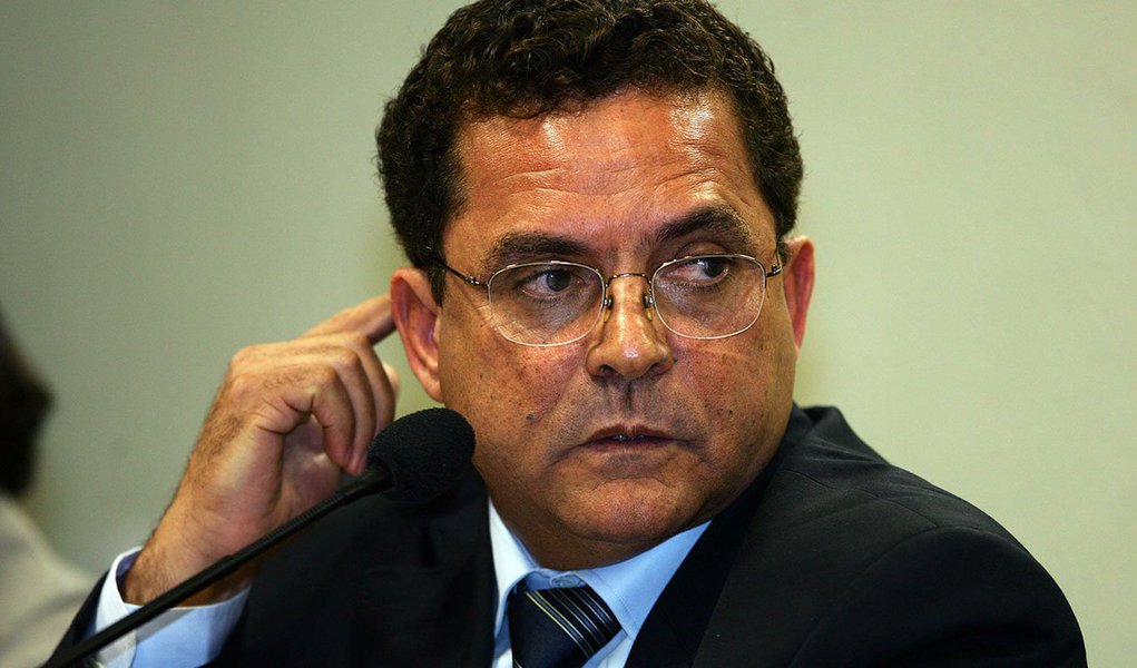 Um grupo de pelo menos 10 assaltantes vestidos com roupas de agentes da Polícia Federal invadiu o prédio onde mora o empresário Ronan Maria Pinto, na região central de Santo André, e assaltaram dois apartamentos; criminosos disseram a funcionários que fariam uma diligência no apartamento do empresário; eles levaram joias, dinheiro, além das imagens do circuito interno de monitoramento; até o momento não há pistas do grupo; dono do jornal "Diário do Grande ABC", Ronan foi preso na 27ª fase da Operação Lava Jato (Foto: Aquiles Lins) Um grupo de pelo menos 10 assaltantes vestidos com roupas de agentes da Polícia Federal invadiu o prédio onde mora o empresário Ronan Maria Pinto, na região central de Santo André, e assaltaram dois apartamentos; criminosos disseram a funcionários que fariam uma diligência no apartamento do empresário; eles levaram joias, dinheiro, além das imagens do circuito interno de monitoramento; até o momento não há pistas do grupo; dono do jornal "Diário do Grande ABC", Ronan foi preso na 27ª fase da Operação Lava Jato