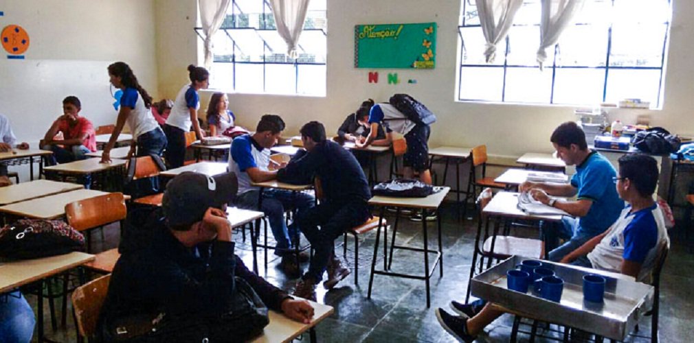 Secretaria Estadual de Educação divulgou nota pra esclarecer como será o modelo de gestão compartilhada a ser adotada na rede ensino; objetivo do governo estadual é melhorar a qualidade do ensino e fazer com que diretores e demais profissionais fiquem focados na área pedagógica, sendo que a Organização Social será a responsável por gerir a parte estrutural da escola; "A Secretaria tem a convicção de que este modelo será uma iniciativa inovadora, tornará o sistema mais ágil, mais eficiente e fará avançar a qualidade da educação pública em Goiás" (Foto: José Barbacena) Secretaria Estadual de Educação divulgou nota pra esclarecer como será o modelo de gestão compartilhada a ser adotada na rede ensino; objetivo do governo estadual é melhorar a qualidade do ensino e fazer com que diretores e demais profissionais fiquem focados na área pedagógica, sendo que a Organização Social será a responsável por gerir a parte estrutural da escola; "A Secretaria tem a convicção de que este modelo será uma iniciativa inovadora, tornará o sistema mais ágil, mais eficiente e fará avançar a qualidade da educação pública em Goiás"