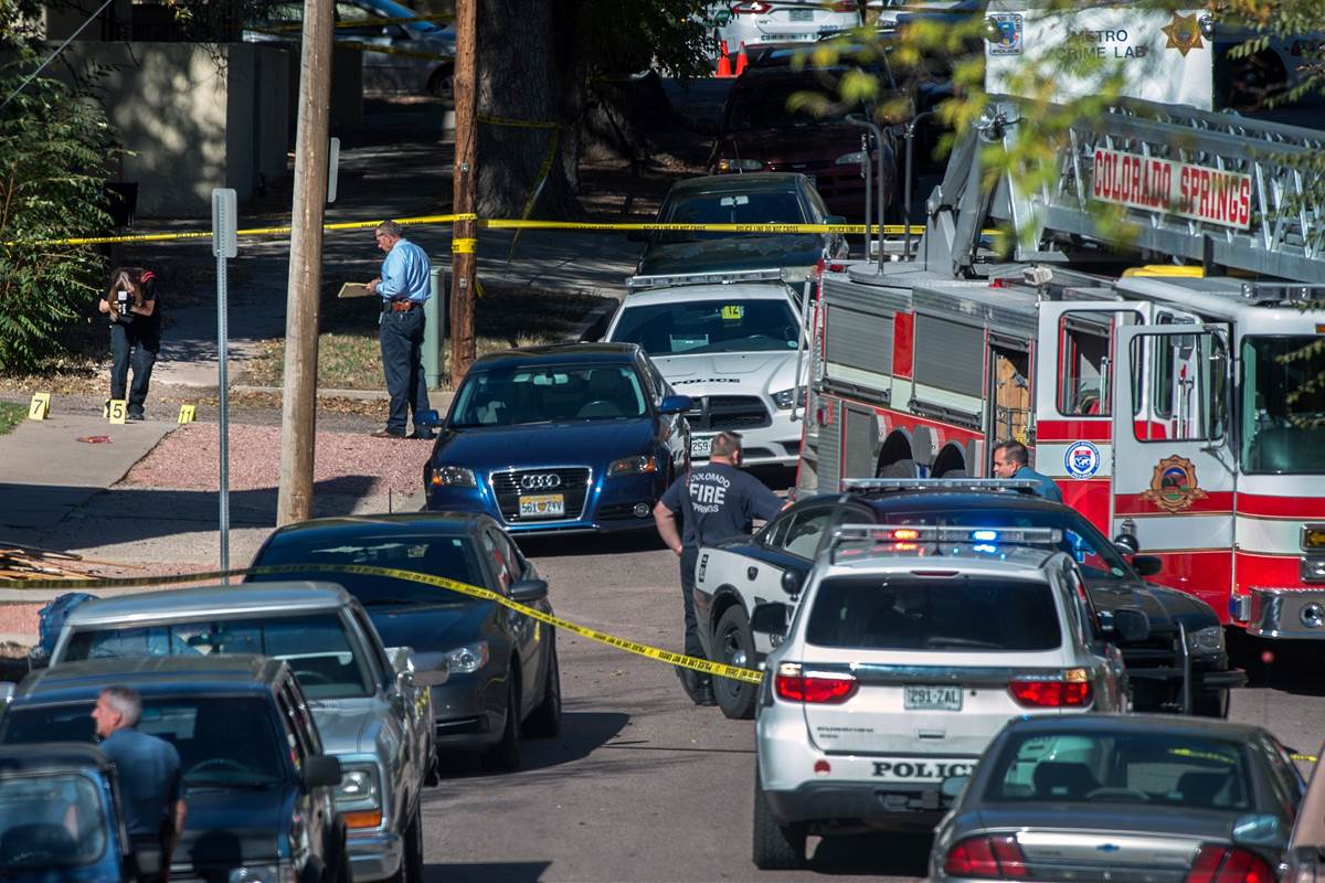 Nove pessoas ficaram feridas em um ataque em Colorado Springs, estado do Colorado (EUA). As vítimas foram atingidas por um homem que disparou com uma espingarda no Planned Parenthood, um centro de planejamento familiar; o atirador foi capturado, após pelo menos três horas de cerco policial (Foto: Leonardo Attuch) Nove pessoas ficaram feridas em um ataque em Colorado Springs, estado do Colorado (EUA). As vítimas foram atingidas por um homem que disparou com uma espingarda no Planned Parenthood, um centro de planejamento familiar; o atirador foi capturado, após pelo menos três horas de cerco policial