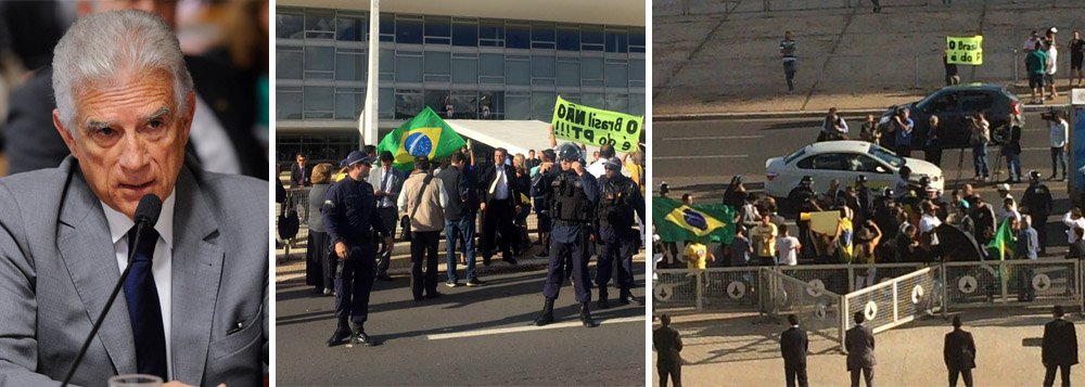 Partidos de oposição convocam parlamentares e assessores para um ato em repúdio à nomeação do ex-presidente Lula como ministro da Casa Civil; e-mail enviado pelo líder do PPS, deputado Rubens Bueno (PR), anunciou o protesto para as 17h em frente ao Palácio do Planalto; partidos de oposição ingressaram ontem na Justiça Federal do Distrito Federal com ação popular para impedir a posse de Lula (Foto: Ana Pupulin) Partidos de oposição convocam parlamentares e assessores para um ato em repúdio à nomeação do ex-presidente Lula como ministro da Casa Civil; e-mail enviado pelo líder do PPS, deputado Rubens Bueno (PR), anunciou o protesto para as 17h em frente ao Palácio do Planalto; partidos de oposição ingressaram ontem na Justiça Federal do Distrito Federal com ação popular para impedir a posse de Lula