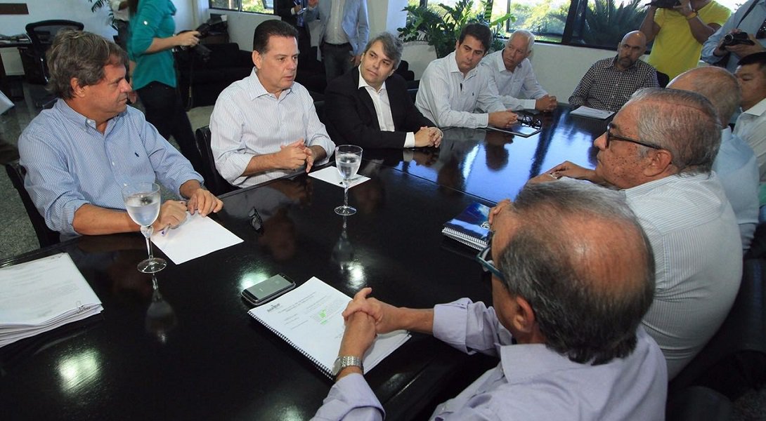 Governador Marconi Perillo autorizou nesta sexta-feira o empenho R$ 34,5 milhões dos cofres estaduais para a melhoria de 1.100 quilômetros das rodovias goianas; anúncio foi realizado durante visita à Agência Goiana de Transportes e Obras (Agetop), onde ele se reuniu com diretores por mais de uma hora para discutir a execução de programas de governo; recuperação será iniciada na próxima semana e deve ser concluída em 60 dias; ação é emergencial e vai chegar a trechos de rodovias distribuídas por todas as regiões do Estado; Agetop foi a primeira agência e sétima repartição visitada por Marconi, no giro que iniciou este ano, com o intuito de acompanhar mais detidamente o trabalho (Foto: José Barbacena) Governador Marconi Perillo autorizou nesta sexta-feira o empenho R$ 34,5 milhões dos cofres estaduais para a melhoria de 1.100 quilômetros das rodovias goianas; anúncio foi realizado durante visita à Agência Goiana de Transportes e Obras (Agetop), onde ele se reuniu com diretores por mais de uma hora para discutir a execução de programas de governo; recuperação será iniciada na próxima semana e deve ser concluída em 60 dias; ação é emergencial e vai chegar a trechos de rodovias distribuídas por todas as regiões do Estado; Agetop foi a primeira agência e sétima repartição visitada por Marconi, no giro que iniciou este ano, com o intuito de acompanhar mais detidamente o trabalho