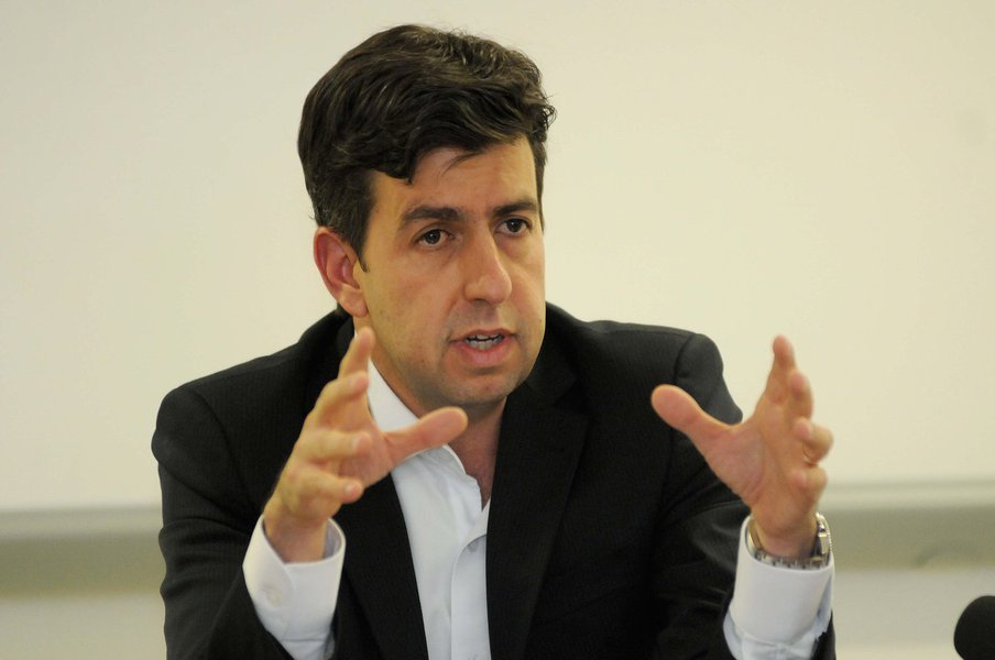 Os funcionários envolvidos no esquema desvendado pelo Ministério Público na operação Verde Limpo serão afastados de seus cargos e serão investigados em processo administrativo; o titular da pasta, Sílvio Pinheiro (foto), anunciou uma comissão para revisar os processos de licenciamento ambiental citados na operação; Pinheiro lembrou que o MP isentou a Sucom de responsabilidade no esquema; "Desde que a Sucom foi alçada à secretaria, adotamos os procedimentos realizados pela então superintendência no que diz respeito a auditorias para a prevenção de irregularidades" (Foto: Romulo Faro) Os funcionários envolvidos no esquema desvendado pelo Ministério Público na operação Verde Limpo serão afastados de seus cargos e serão investigados em processo administrativo; o titular da pasta, Sílvio Pinheiro (foto), anunciou uma comissão para revisar os processos de licenciamento ambiental citados na operação; Pinheiro lembrou que o MP isentou a Sucom de responsabilidade no esquema; "Desde que a Sucom foi alçada à secretaria, adotamos os procedimentos realizados pela então superintendência no que diz respeito a auditorias para a prevenção de irregularidades"