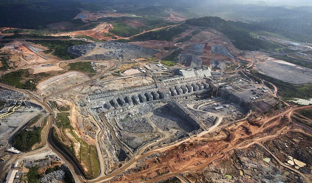 Num país traumatizado pelo apagão, que reclama da conta de luz e não abre mão dos confortos que permitem enfrentar a dureza da vida moderna, ao garantir licença de funcionamento de Belo Monte o Ibama tomou uma decisão que deve ser comemorada, segundo o jornalista Paulo Moreia Leite, diretor do 247 em Brasilia; segunda maior hidrelétrica do país, a construção da usina levou em conta tantos cuidados ambientais que até seu potencial energético original foi duramente sacrificado para assegurar o menor dano possível à natureza e a população local, inclusive nações indígenas; em maio, uma reportagem especial do 247 em Belo Monte mostrou o impacto da obra na região (Foto: Paulo Moreira Leite) Num país traumatizado pelo apagão, que reclama da conta de luz e não abre mão dos confortos que permitem enfrentar a dureza da vida moderna, ao garantir licença de funcionamento de Belo Monte o Ibama tomou uma decisão que deve ser comemorada, segundo o jornalista Paulo Moreia Leite, diretor do 247 em Brasilia; segunda maior hidrelétrica do país, a construção da usina levou em conta tantos cuidados ambientais que até seu potencial energético original foi duramente sacrificado para assegurar o menor dano possível à natureza e a população local, inclusive nações indígenas; em maio, uma reportagem especial do 247 em Belo Monte mostrou o impacto da obra na região
