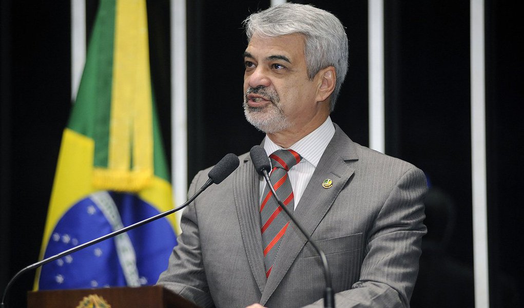 Lìder do governo no Senado, Humberto Costa (PT-PE), classificou como "golpe parlamentar" a autorização do processo de impeachment pela Câmara e afirmou que o vice-presidente Michel Temer é um "traidor e conspirador" que jogará o Brasil no abismo, ele disse, ainda, que espera que o Senado possa corrigir o erro da Câmara e rejeite o impeachment; "Do lado de cá, nós vamos lutar com todas as nossas forças para tirar o país dessa situação, preservar a Constituição e a ordem democrática, e dizer não a essa vergonha que querem impor à nossa democracia", afirmou (Foto: Paulo Emílio) Lìder do governo no Senado, Humberto Costa (PT-PE), classificou como "golpe parlamentar" a autorização do processo de impeachment pela Câmara e afirmou que o vice-presidente Michel Temer é um "traidor e conspirador" que jogará o Brasil no abismo, ele disse, ainda, que espera que o Senado possa corrigir o erro da Câmara e rejeite o impeachment; "Do lado de cá, nós vamos lutar com todas as nossas forças para tirar o país dessa situação, preservar a Constituição e a ordem democrática, e dizer não a essa vergonha que querem impor à nossa democracia", afirmou