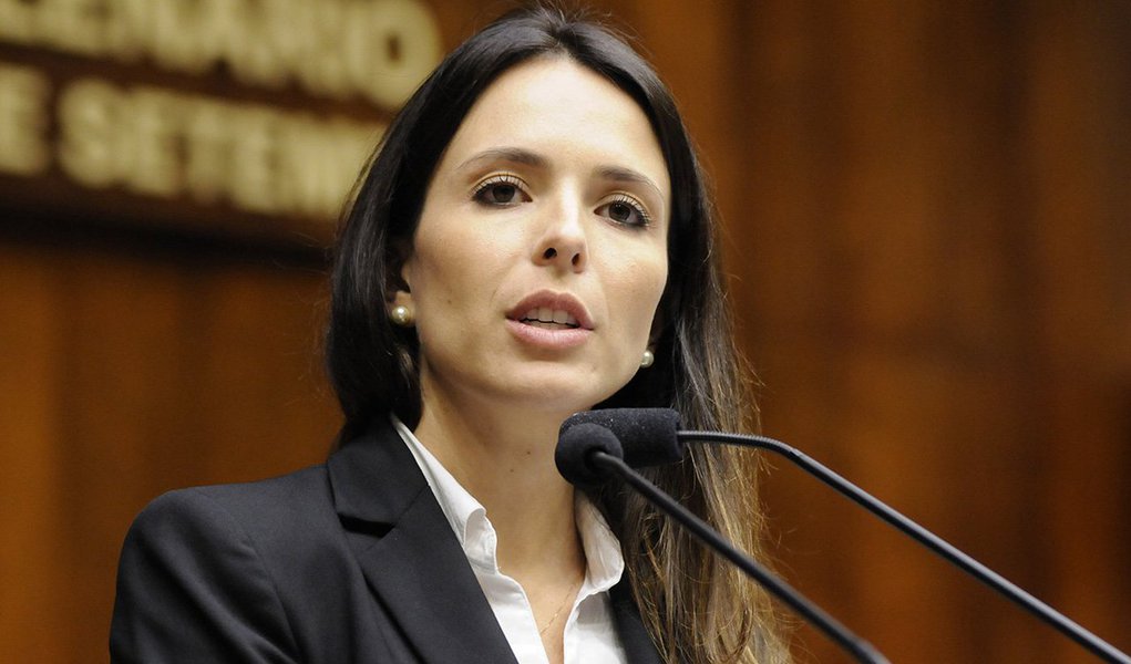 A Assembleia Legislativa aprovou, na tarde desta terça-feira (08), dez propostas, entre elas o projeto de Any Ortiz (PPS), que extingue a pensão vitalícia para ex-governadores do Estado; o projeto limita a concessão de subsídios a ex-governadores; os ex-governadores que tiverem exercido o cargo em caráter permanente terão direito a um subsídio mensal, a título de representação, e igual ao vencimento de Desembargador do Tribunal de Justiça (TJ-RS), pelo período de quatro anos, após o término de seu mandato; a matéria foi aprovada por unanimidade (Foto: Leonardo Lucena) A Assembleia Legislativa aprovou, na tarde desta terça-feira (08), dez propostas, entre elas o projeto de Any Ortiz (PPS), que extingue a pensão vitalícia para ex-governadores do Estado; o projeto limita a concessão de subsídios a ex-governadores; os ex-governadores que tiverem exercido o cargo em caráter permanente terão direito a um subsídio mensal, a título de representação, e igual ao vencimento de Desembargador do Tribunal de Justiça (TJ-RS), pelo período de quatro anos, após o término de seu mandato; a matéria foi aprovada por unanimidade