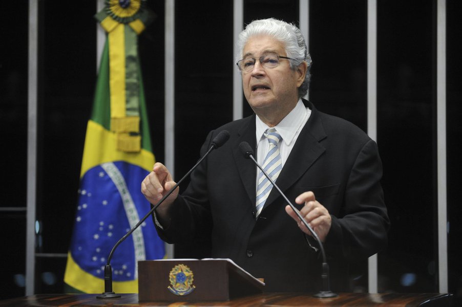 Senador Roberto Requião continua a fazer reflexões lúcidas e a alertar sobres os riscos de um possível governo de transição se o impeachment contra a presidente Dilma Rousseff for aprovado no Congresso; ele também critica a Rede Globo por seu comportamento pró-golpe e por incitar o ódio; "Nosso dever é preservar a democracia, defender conquistas sociais, falar a verdade e deixar claro o que pensamos. Não somos bonecos da Globo" (Foto: Romulo Faro) Senador Roberto Requião continua a fazer reflexões lúcidas e a alertar sobres os riscos de um possível governo de transição se o impeachment contra a presidente Dilma Rousseff for aprovado no Congresso; ele também critica a Rede Globo por seu comportamento pró-golpe e por incitar o ódio; "Nosso dever é preservar a democracia, defender conquistas sociais, falar a verdade e deixar claro o que pensamos. Não somos bonecos da Globo"