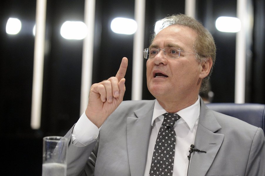 A história do impeachment do ex-presidente Fernando Collor mostra que o presidente do Senado, Renan Calheiros, "está certo" ao afirmar ao STF que é o Senado quem decide sobre o impeachment da presidente Dilma Rousseff, não a Câmara, afirma Tereza Cruvinel, colunista do 247; "A interpretação contrária, de que o afastamento decorre da votação na Câmara, só reforça a narrativa de que se tenta um golpe parlamentar", diz a jornalista; ela resgata a cronologia do processo de impeachment de 1992 e reforça: "Esta cronologia não deixa dúvidas. A Câmara autorizou o processo, o Senado decidiu instaurá-lo e afastou Collor. Poderia também ter decidido não lhe dar prosseguimento, como sustenta Renan" (Foto: Tereza Cruvinel) A história do impeachment do ex-presidente Fernando Collor mostra que o presidente do Senado, Renan Calheiros, "está certo" ao afirmar ao STF que é o Senado quem decide sobre o impeachment da presidente Dilma Rousseff, não a Câmara, afirma Tereza Cruvinel, colunista do 247; "A interpretação contrária, de que o afastamento decorre da votação na Câmara, só reforça a narrativa de que se tenta um golpe parlamentar", diz a jornalista; ela resgata a cronologia do processo de impeachment de 1992 e reforça: "Esta cronologia não deixa dúvidas. A Câmara autorizou o processo, o Senado decidiu instaurá-lo e afastou Collor. Poderia também ter decidido não lhe dar prosseguimento, como sustenta Renan"