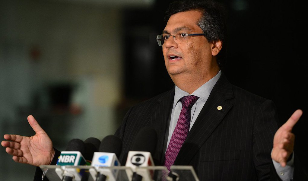 Governador Flávio Dino (PCdoB) defendeu uma articulação de líderes políticos, juristas e movimentos sociais em defesa do estado democrático de direito, como forma de reestabelecer a estabilidade política; ele se mostrou preocupado com o crescimento das atividades fascistas no País, e criticou o prcesso de impeachment contra a presidente Dilma Rousseff; "No processo do impeachment a acusação se restringe apenas às pedaladas, mas a comissão já está abençoando as delações. E o Judiciário não pode agir de acordo com os sentimentos das ruas", enfatizou (Foto: Aquiles Lins) Governador Flávio Dino (PCdoB) defendeu uma articulação de líderes políticos, juristas e movimentos sociais em defesa do estado democrático de direito, como forma de reestabelecer a estabilidade política; ele se mostrou preocupado com o crescimento das atividades fascistas no País, e criticou o prcesso de impeachment contra a presidente Dilma Rousseff; "No processo do impeachment a acusação se restringe apenas às pedaladas, mas a comissão já está abençoando as delações. E o Judiciário não pode agir de acordo com os sentimentos das ruas", enfatizou