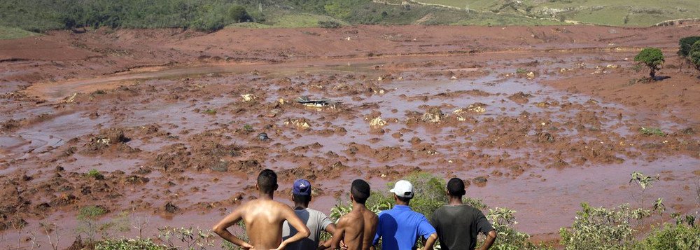 A disse que o presidente de seu Conselho de Administração e três outros membros do conselho vão monitorar a resposta da companhia ao desastre da mineradora Samarco no Brasil, enquanto continuam os esforços de limpeza em meio à confirmação de que arsênico foi encontrado nas águas poluídas pelo incidente; a BHP, que formou um subcomitê para ajudar o conselho a administrar os eventos da Samarco, já se comprometeu a estabelecer um fundo para ajudar a pagar o trabalho de recuperação do sistema do Rio Doce, poluído pelos rejeitos da barragem (Foto: Leonardo Lucena) A disse que o presidente de seu Conselho de Administração e três outros membros do conselho vão monitorar a resposta da companhia ao desastre da mineradora Samarco no Brasil, enquanto continuam os esforços de limpeza em meio à confirmação de que arsênico foi encontrado nas águas poluídas pelo incidente; a BHP, que formou um subcomitê para ajudar o conselho a administrar os eventos da Samarco, já se comprometeu a estabelecer um fundo para ajudar a pagar o trabalho de recuperação do sistema do Rio Doce, poluído pelos rejeitos da barragem
