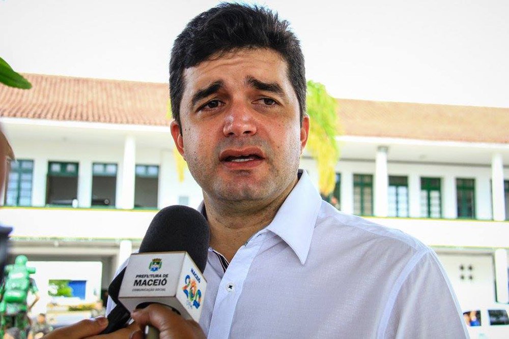O prefeito de Maceió, Rui Palmeira (PSDB), é contrário a hipótese de eleições gerais; ele acredita que tal processo será difícil de ocorrer pela complexidade e porque dependerá de mudança na Constituição Federal; . "Acredito que o caminho é mesmo o impeachment. Não conheço pessoalmente o vice Michel Temer, mas terei por ele o mesmo respeito institucional que tenho pela Dilma", disse Rui
(Foto: Voney Malta) O prefeito de Maceió, Rui Palmeira (PSDB), é contrário a hipótese de eleições gerais; ele acredita que tal processo será difícil de ocorrer pela complexidade e porque dependerá de mudança na Constituição Federal; . "Acredito que o caminho é mesmo o impeachment. Não conheço pessoalmente o vice Michel Temer, mas terei por ele o mesmo respeito institucional que tenho pela Dilma", disse Rui