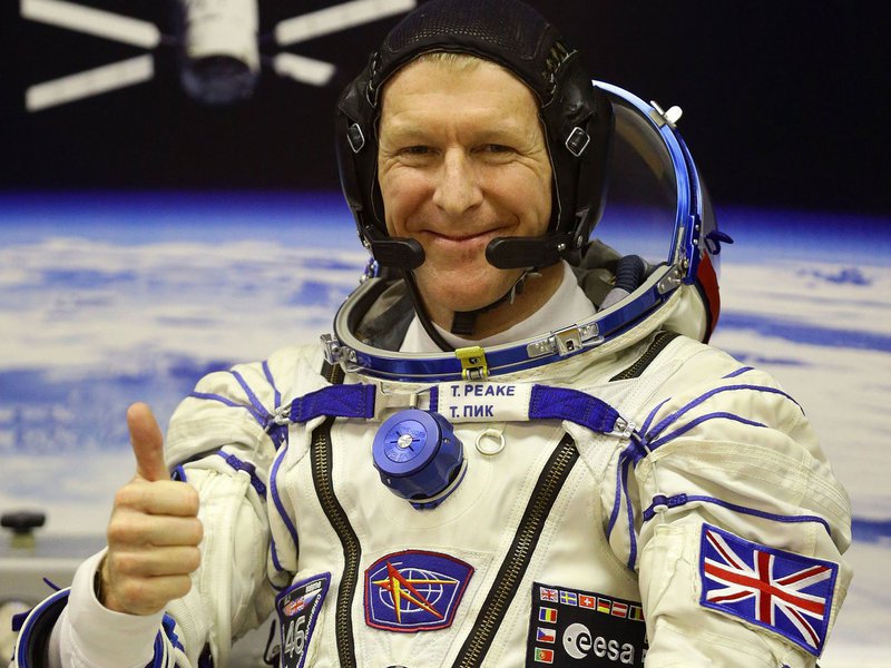 O astronauta britânico Tim Peake se tornou o primeiro homem a completar uma maratona no espaço neste domingo, correndo a distância clássica de 42 quilômetros amarrado a uma esteira a bordo da Estação Espacial Internacional; como parte da Maratona de Londres, maior corrida em massa da Grã-Bretanha, o homem de 44 anos viu as estradas de Londres sob seus pés em tempo real em um iPad enquanto, 402 quilômetros abaixo dele, mais de 37 mil corredores tomavam as ruas (Foto: Romulo Faro) O astronauta britânico Tim Peake se tornou o primeiro homem a completar uma maratona no espaço neste domingo, correndo a distância clássica de 42 quilômetros amarrado a uma esteira a bordo da Estação Espacial Internacional; como parte da Maratona de Londres, maior corrida em massa da Grã-Bretanha, o homem de 44 anos viu as estradas de Londres sob seus pés em tempo real em um iPad enquanto, 402 quilômetros abaixo dele, mais de 37 mil corredores tomavam as ruas