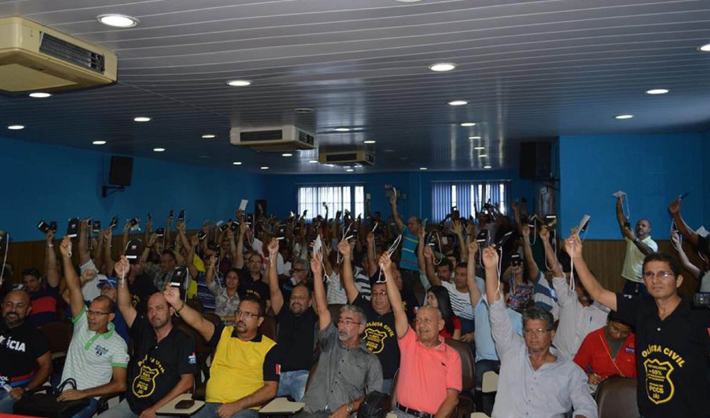 Como objetivo pressionar o governo a atender as reivindicações da Polícia Civil, que está em greve desde o último dia 18, o Sindicato dos Policiais Civis de Alagoas (Sindpol) determinou a categoria que recolha todas as viaturas disponíveis nas delegacias na capital e no interior; Tribunal de Justiça já decretou ser ilegal a paralisação, com previsão de multa diária de R$ 5 mil (Foto: Voney Malta) Como objetivo pressionar o governo a atender as reivindicações da Polícia Civil, que está em greve desde o último dia 18, o Sindicato dos Policiais Civis de Alagoas (Sindpol) determinou a categoria que recolha todas as viaturas disponíveis nas delegacias na capital e no interior; Tribunal de Justiça já decretou ser ilegal a paralisação, com previsão de multa diária de R$ 5 mil