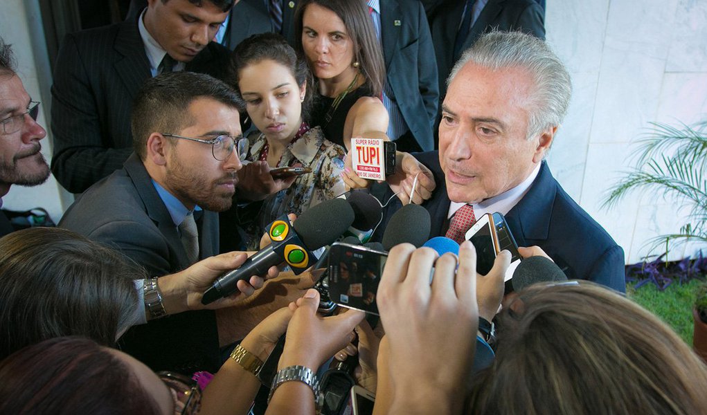"O jantar, ontem, já sem a mínima discrição, de Michel Temer com seus aliados, em Brasília, embora já mereça o uso da palavra, ainda não revela, sob os sorrisos de quem precocemente se considera vitorioso, as presas da intriga e das ambições próprias", afirma o jornalista Fernando Brito, do Tijolaço, sobre discussões que o vice vem tendo para a formação de seu suposto governo; "A tudo isso, porém, falta um 'detalhe'. A vitória do golpe", lembra ele (Foto: Gisele Federicce) "O jantar, ontem, já sem a mínima discrição, de Michel Temer com seus aliados, em Brasília, embora já mereça o uso da palavra, ainda não revela, sob os sorrisos de quem precocemente se considera vitorioso, as presas da intriga e das ambições próprias", afirma o jornalista Fernando Brito, do Tijolaço, sobre discussões que o vice vem tendo para a formação de seu suposto governo; "A tudo isso, porém, falta um 'detalhe'. A vitória do golpe", lembra ele