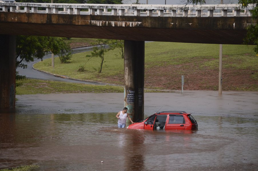 As fortes chuvas que atingem Brasília desde o começo do ano provocaram neste sábado 23 novos alagamentos em vias da cidade e deixaram veículos ilhados e até submersos, inclusive na área central; de acordo com o Corpo de Bombeiros do Distrito Federal, foram registradas pelo menos 10 ocorrências relacionadas às chuvas; os locais mais afetados no Plano Piloto foram um viaduto próximo a uma ponte e as chamadas tesourinhas (Foto: Gisele Federicce) As fortes chuvas que atingem Brasília desde o começo do ano provocaram neste sábado 23 novos alagamentos em vias da cidade e deixaram veículos ilhados e até submersos, inclusive na área central; de acordo com o Corpo de Bombeiros do Distrito Federal, foram registradas pelo menos 10 ocorrências relacionadas às chuvas; os locais mais afetados no Plano Piloto foram um viaduto próximo a uma ponte e as chamadas tesourinhas