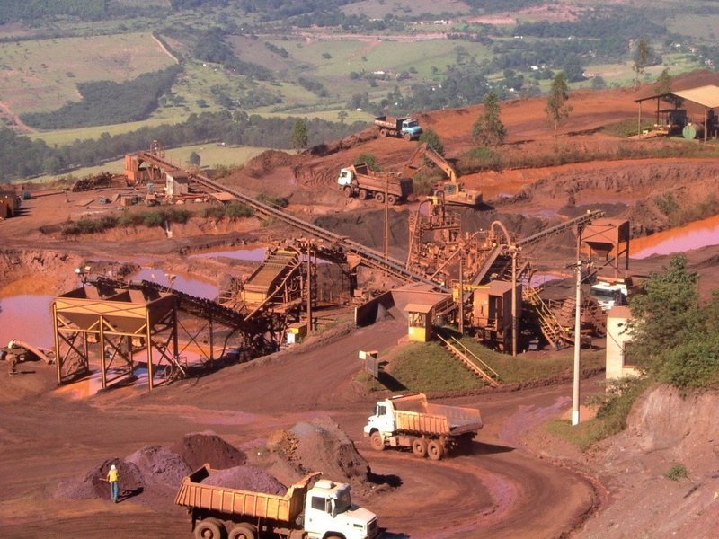 De acordo com o substitutivo aprovado, município minerador é aquele que preencher um de três requisitos: integrar a Associação dos Municípios Mineradores de Minas Gerais (Amig); estar habilitado a receber repasses do ICMS pelo critério de municípios mineradores; ou receber recursos financeiros derivados da Compensação Financeira pela Exploração de Recursos Minerais (Cfem), cujo valor se calcula com base o lucro líquido das empresas de extração mineral. Cerca de 360 municípios recebem a Cfem (Foto: Luis Mauro Queiroz) De acordo com o substitutivo aprovado, município minerador é aquele que preencher um de três requisitos: integrar a Associação dos Municípios Mineradores de Minas Gerais (Amig); estar habilitado a receber repasses do ICMS pelo critério de municípios mineradores; ou receber recursos financeiros derivados da Compensação Financeira pela Exploração de Recursos Minerais (Cfem), cujo valor se calcula com base o lucro líquido das empresas de extração mineral. Cerca de 360 municípios recebem a Cfem